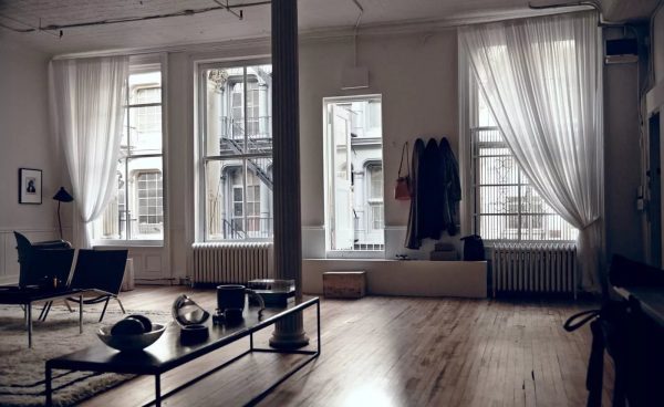 Можете да вземете всякакви завеси за стил Loft.