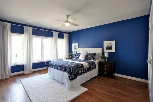 Spavaća soba u plavoj boji činit će se potamnjenom, ali pozitivno će utjecati na brzo spavanje.