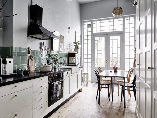 Design della piccola cucina in stile scandinavo