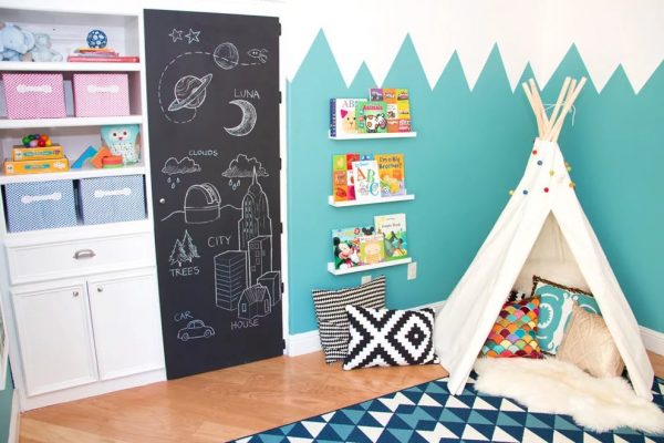 Obavezna soba za sobu bilo koje dobi djeteta - magnetska ploča za bilješke ili galerija crteža.