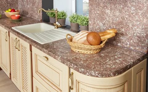 Il piano di lavoro in cucina in ceramica è la scelta migliore per la padrona di casa