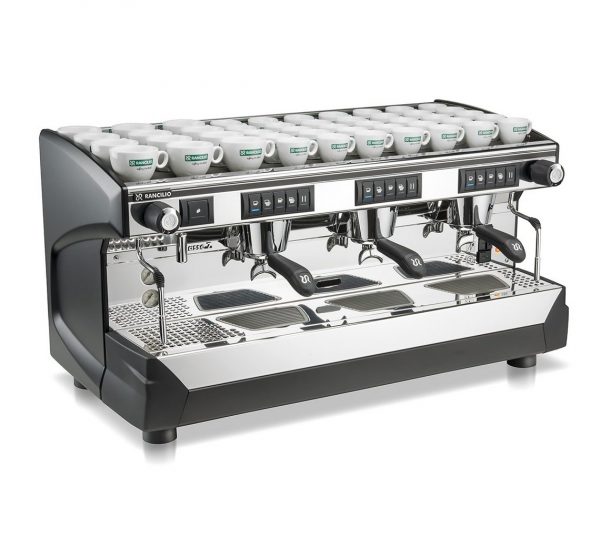 Ma ci sono anche macchine da caffè per uso pubblico. Sono molto più grandi delle controparti domestiche, utilizzate in caffetterie, bar e chioschi a piedi.