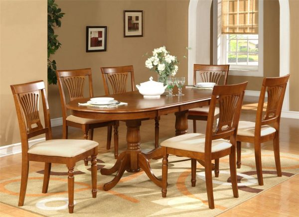 Kuhinjski stolovi sa zaobljenim rubovima obično nisu široki, za razliku od okruglih modela