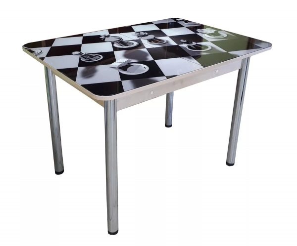 Dobar primjer multifunkcionalnosti je stol s uzorkom šahovnice.
