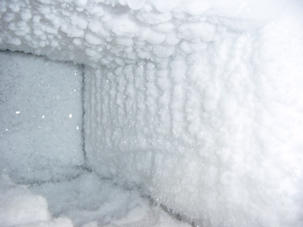 La croûte de glace conduira à la congélation des aliments dans des sacs en plastique avec leur pelage ultérieur, une violation de l'intégrité du polyéthylène, de son contenu.